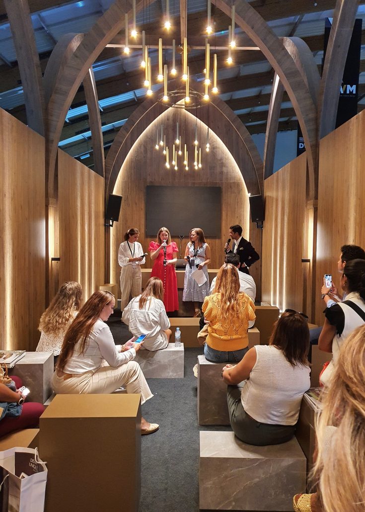 Espacio de evento con arco gótico decorado para Design Week Marbella