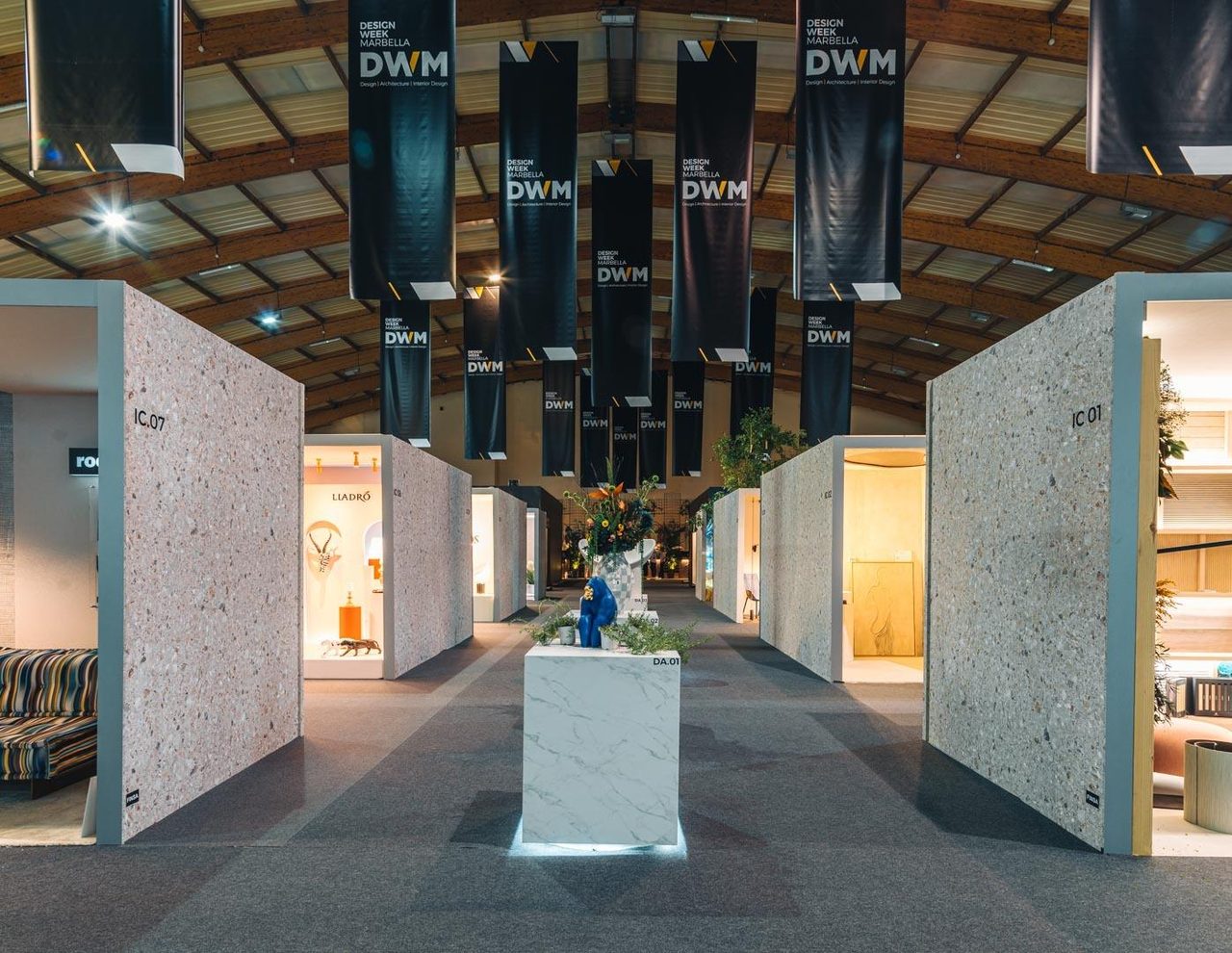 Pasillo con módulos expositivos en una feria de diseño