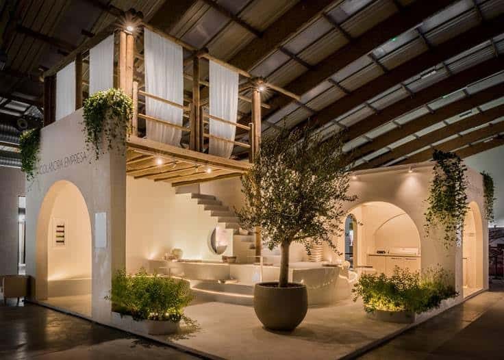 Patio interior con arcos y vegetación diseñado para Design Week Marbella