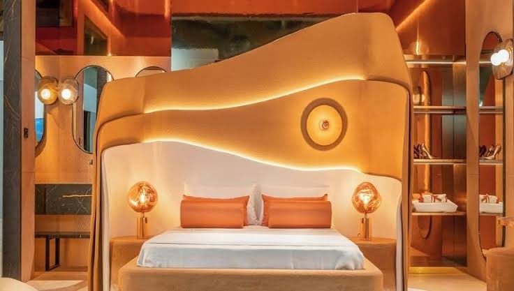 Suite de hospitality con interiorismo en tonos cálidos