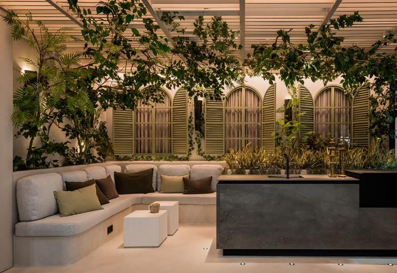 Terraza con jardín e interiorismo exterior